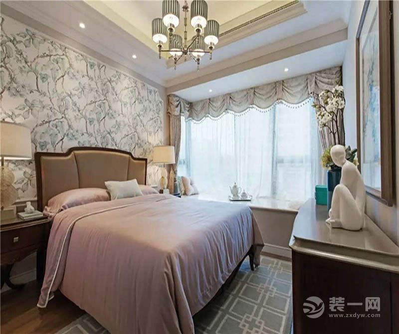 卧室：这样的壁纸让房间拥有一种大气和文艺气息。