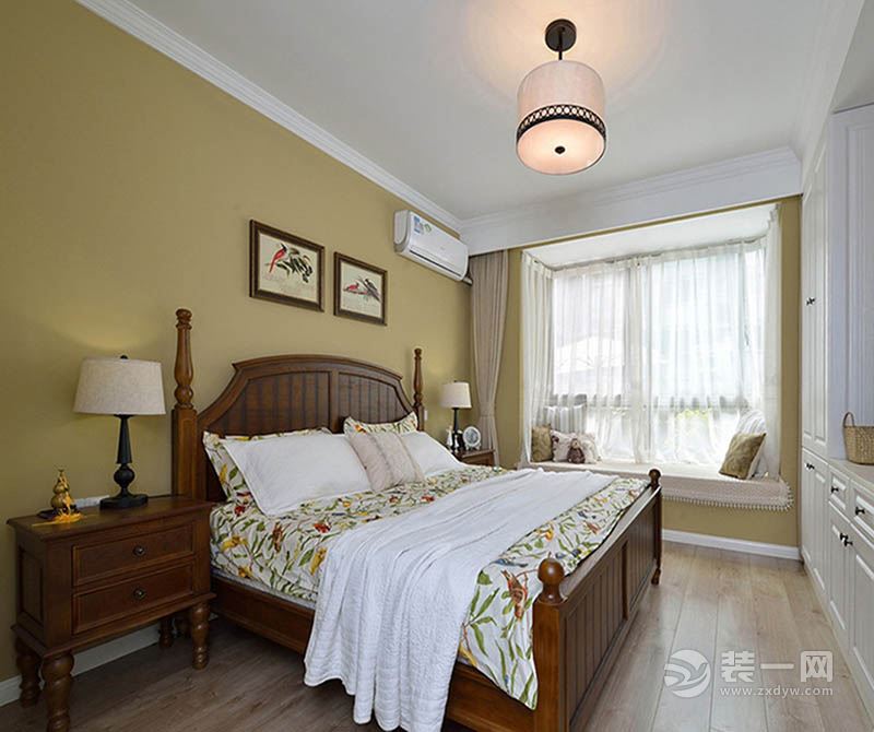 卧室：简单的家具配饰  却让人感受到房间的温馨。