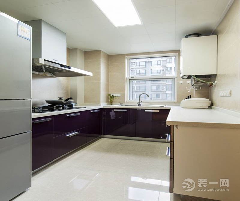 厨房：U型的厨房，增加台面面积实用性。