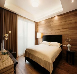 卧室：选用现代化的家具，通过黑黄两色的搭配，营造温馨简约的居家环境