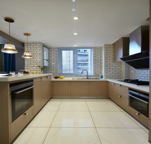 厨房：白瓷砖+香槟色橱柜，开放式厨房带吧台