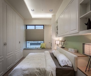 卧室：床头上的柜子很好的利用了房间的空间，飘窗的设计也是一个很好休憩的一角。