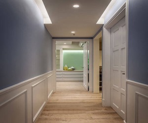 走道：米白色的门和淡蓝色的墙面，木地板搭配的很和谐。