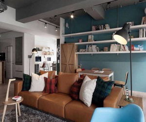客厅：采用色彩比较重的家具做搭配，这些质感是工业风的绝佳标签。