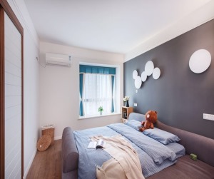 卧室：暖紫色的背景墙和同颜色的沙发床相呼应，和谐，温馨的卧室。