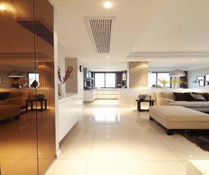 客厅：白色的地砖和白色的沙发搭配，简洁大气。