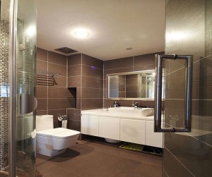 卫生间：白色的洗手台和香槟色的墙砖地砖相搭配，色彩分明，也不会显得繁杂。