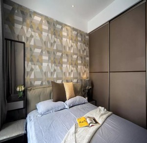 卧室：花斑的床头背景墙给单调的房间增添一抹色彩。