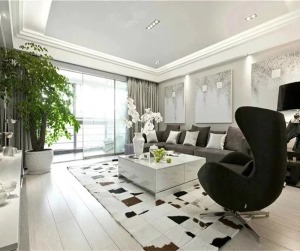 客厅：白色亮堂的客厅里放一盆绿植，给整个屋子都增添了一丝生气。