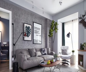 客厅：原木感的家具，慵懒的布艺沙发，各种颜色，材质和谐共处。