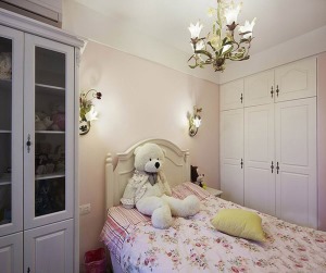 次卧：白色的衣柜和粉粉的床，打造出一个温馨浪漫的居住环境。