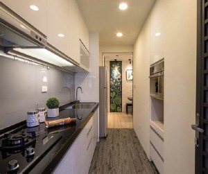 厨房：白色的橱柜和黑丝的柜台面，简单上午颜色搭配，简洁大气。