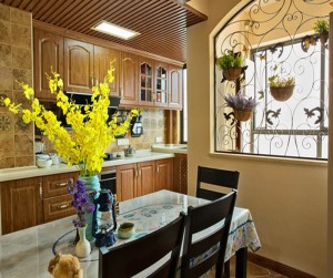 餐厅：实木家具的组合式橱柜让厨房整体气质得到提升，木质吊顶将灯具衬托出不一样的感觉。