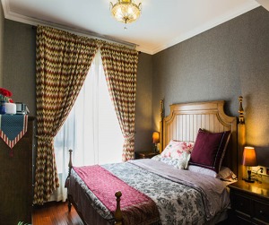 卧室：美式风格气息最强烈的区域，大概只有主卧能代表，宽敞的大房间。