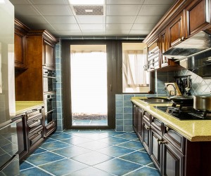 厨房：厨房面积不是很大，设计师利用空间做了多个小型储物柜，一些厨房用品放在柜子里，整个厨房变得宽敞。
