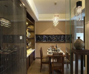 餐厅：透亮的玻璃吊灯让空间多了些轻巧感，综合木质家具的沉稳，让空间有内涵有不显古板