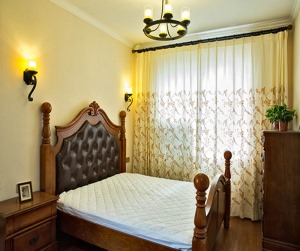 卧室：轻盈的淡黄色的窗帘，使得室内立马变得柔和起来，刚与柔的结合立马解决了原木家具的厚重感。