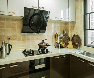 厨房：L型橱柜跟客厅色调一致，烤漆板台面美观且抗污能力强。满满的调料品，浓浓的烟火味。