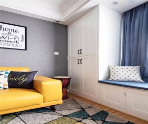 客厅：计以大面积灰色调为背景色，用黄蓝对比色作为主色调提亮整个空间。