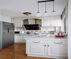 厨房：整洁干净的厨房台面，开放式的空间让烹饪操作变得游刃有余。