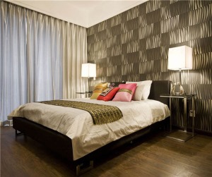 卧室：褐色的地板搭配褐色的床头背景墙，简约又不失大气感。