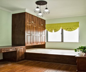 卧室：大面积的实木家具，黑色铁质吊灯是美式风格最常见设计元素。