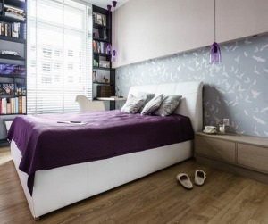 卧室：主卧室以沉稳的灰紫色系佈局，温馨感十足。