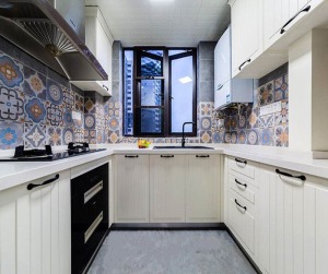 厨房：全房以白色作为基调，厨房自然也是白色调。