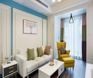 客厅：白色为主的沙发，搭配一个姜黄色的躺椅沙发，让色彩变得鲜活起来。