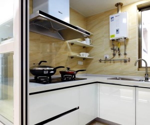 厨房：L型的橱柜，可以节约空间。