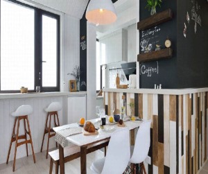 餐廳：亮白色的餐桌搭配木質餐椅，整個餐廳有點文藝氣息。
