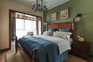 卧室以浓重的背景色彩加上怀旧复古感的家具，看似漫不经心的软装搭配，赋予了空间别有一番风味的优雅情调。