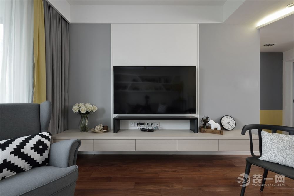 简洁、干练,让家中呈现一种自然的舒适、干净之美。木质地板,白色波点的墙面,餐桌椅就像那故意做旧处理的