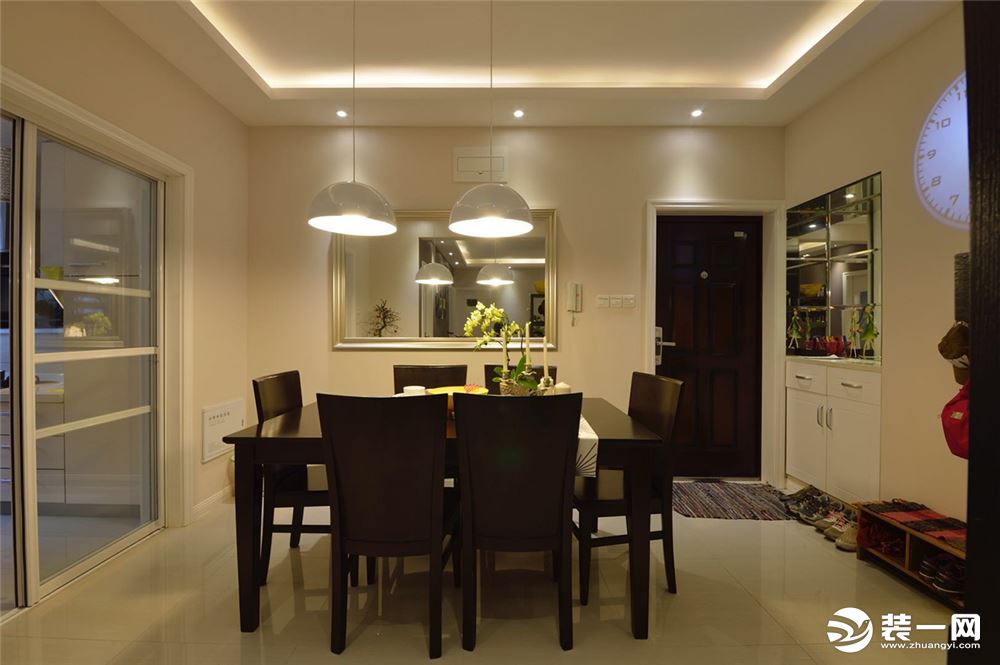  白亮光系列家具，独特的光泽使空间倍感时尚，具有舒适与美观并存的享受。