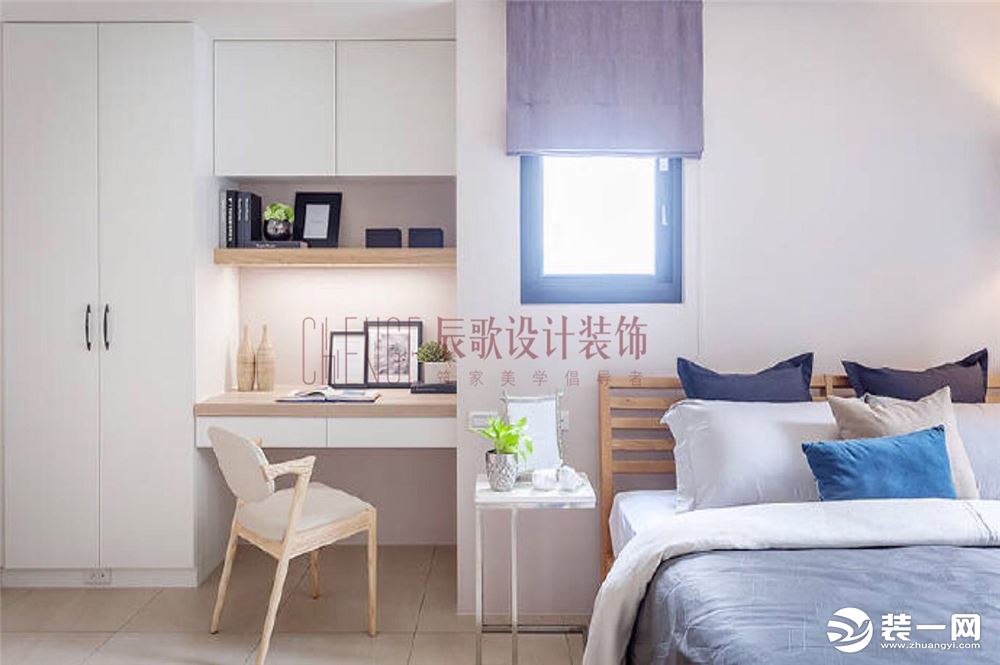 衣柜与办公区域精巧的融合在一起，更增添了卧室的温馨。