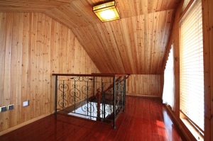 专业细节：设计师巧妙运用了楼梯处的小空间，增加了一个功能性休息区。