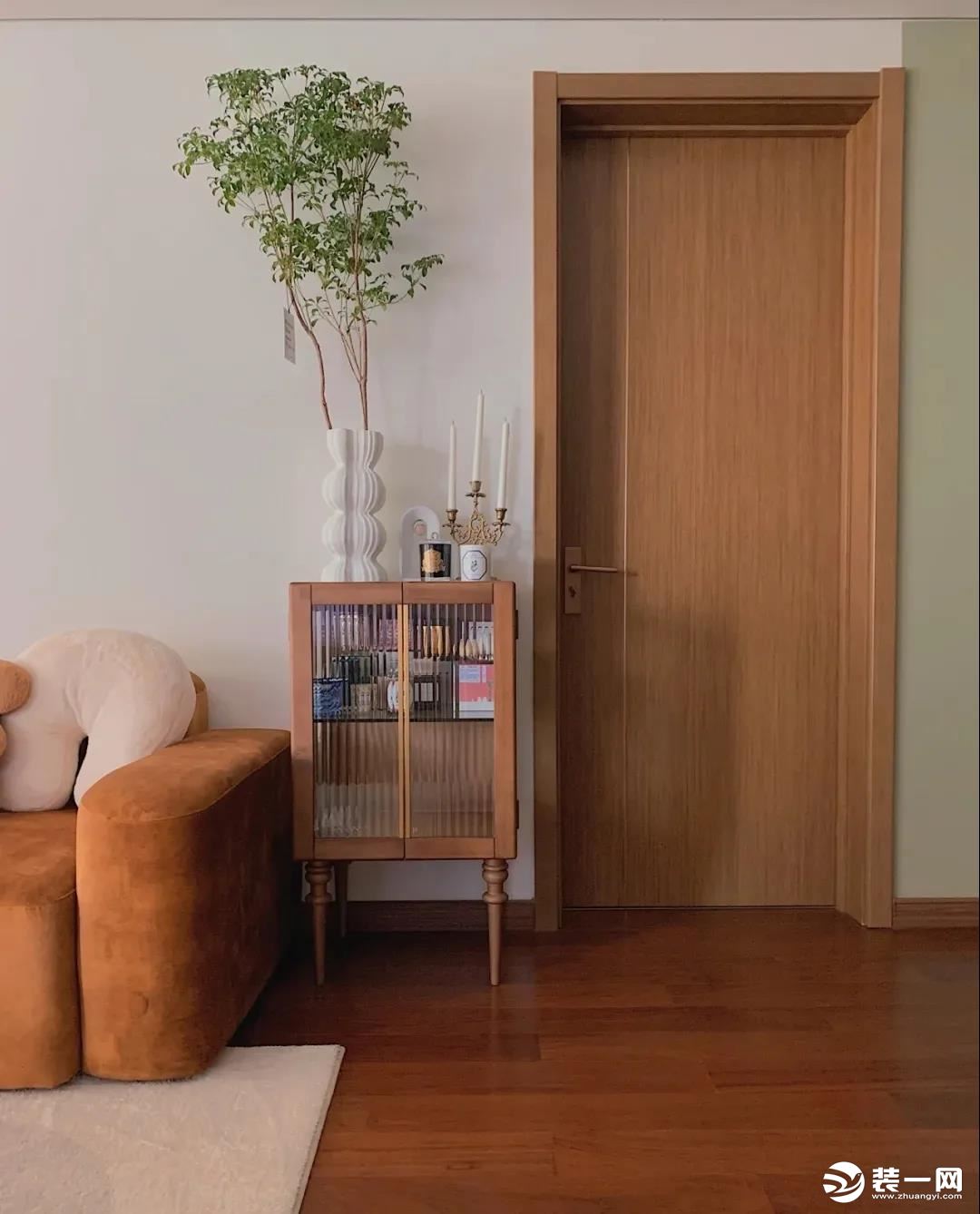 卧室和客厅相连的地方用了浅木色也是户主的一个小心机；从深到浅成为一个无形的指向路标，同时给杂乱的色调