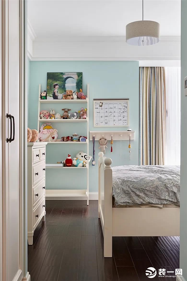 儿童房在淡蓝色的空间基础，布置白色的家具，营造出一种现代轻松的空间氛围。靠着墙面放上一个多层置物架，