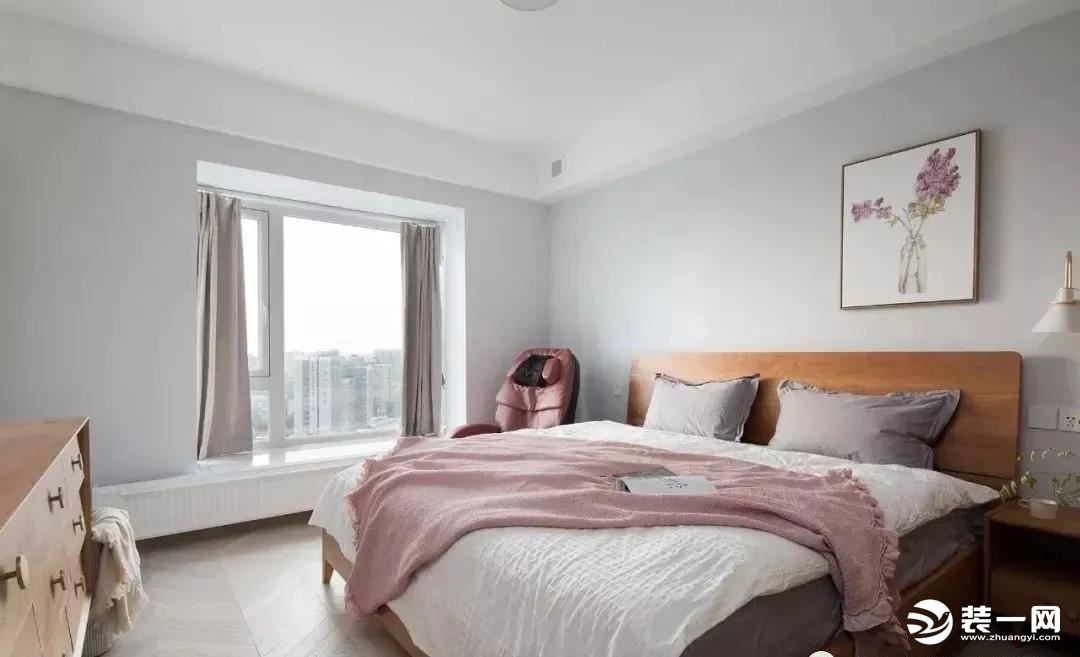 主卧墙面刷成浅灰色，搭配藕粉色被单、原木色家具，清简质朴基调真是太舒服了！