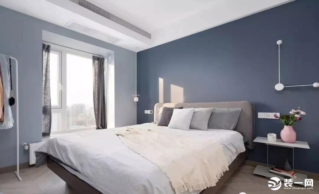 次卧以稳重灰蓝色为基调，深色颜色能更好的助眠。灰色软包床靠搭配质地绵软床品，床头吊灯营造温馨氛围。