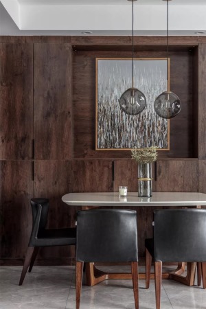 餐厅处的餐边柜选择了深木色的，和餐桌椅起到呼应的效果，看起来很有整体感。略带复古感颜色