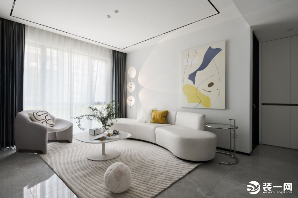 客厅以简约的白为基调，轻柔的线条水彩画，和地毯以同色系相衬，注入艺术的美学表达，丰富了居者内心的生活