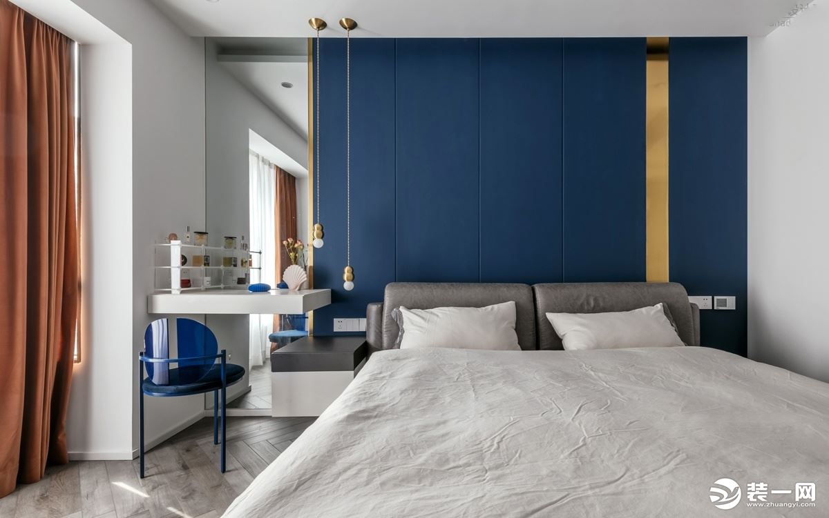床头背景墙用蓝色去点缀