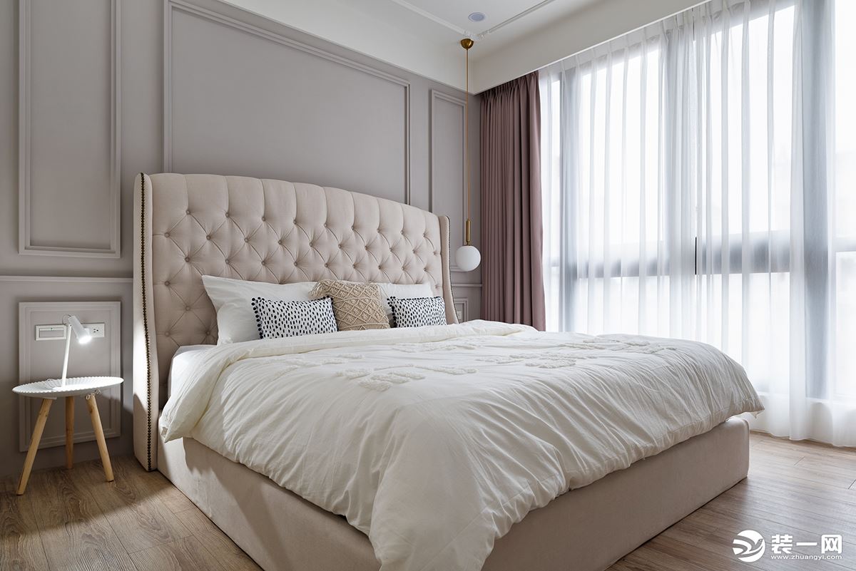 属于奶茶色的浪漫气息，以简练线条调配了墙面比例，撑起古典的高背床板，进而框构一幅卧房主景