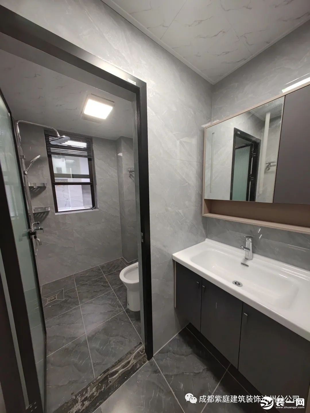 卫生间，采用干湿分离的设计，又用不同色系的灰色让空间极具简约美感，显得干净清爽。