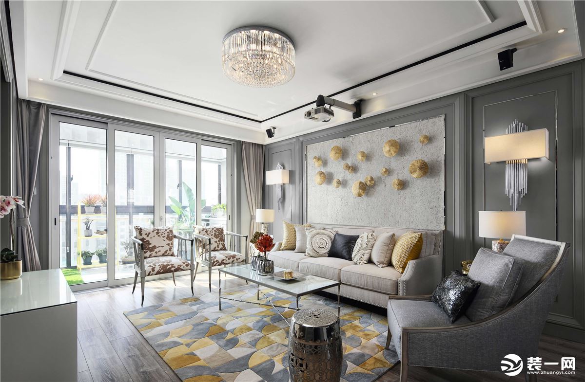客厅，全屋采用灰色的主色调搭配各种金属元素显得低调有奢华