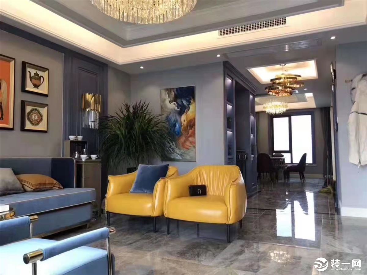 亮黄色的沙发跟蓝色不仅没有显得杂乱无章，反而更让空间更有高级感