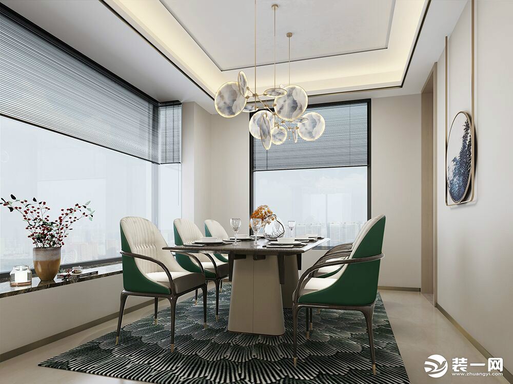 餐厅以大面积留白为背景，与绿色餐椅和地毯形成明显的对比，金色的仿团扇组合设计的吊灯，和同样仿团扇设计