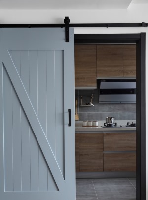 纯白的墙面，黑色的门，灰色的家居，原木色的家具，构成了室内的主色调【北欧日式风格厨房】