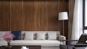 客厅没有多余装饰，造型别致的沙发背靠木质墙板，给人宛若背靠森林般的舒畅【新中式客厅】